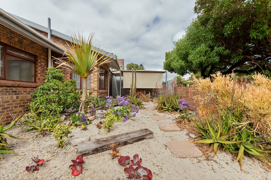 4 Bedroom Property for Sale in Middedorp Western Cape